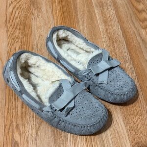 UGG  Womens Dakota Sunshine
Bow Suede Slipper Moccasin Size 7